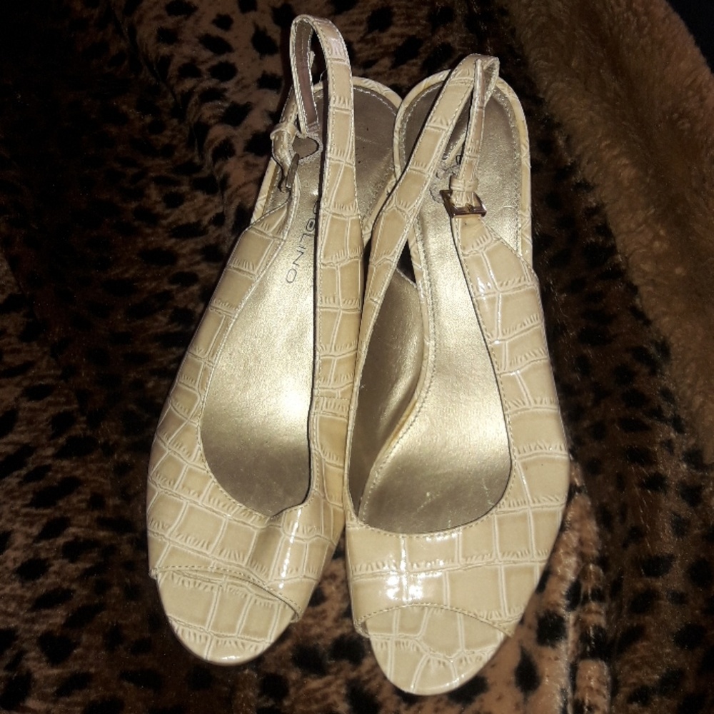 Bandolino pearl pumps